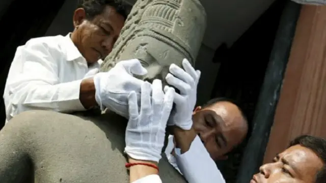 Pemasangan kepala patung dilakukan di Museum Nasional Kamboja.