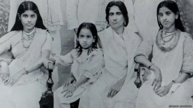 बचपन में अपनी मां, दादी और चाची के साथ मृणालिनी साराभाई.