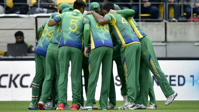 پاکستان ٹیم نے سانحہ چار سدہ کے سوگ میں میچ کے دوران اپنے بازوں پر سیاہ پٹیاں باندھیں