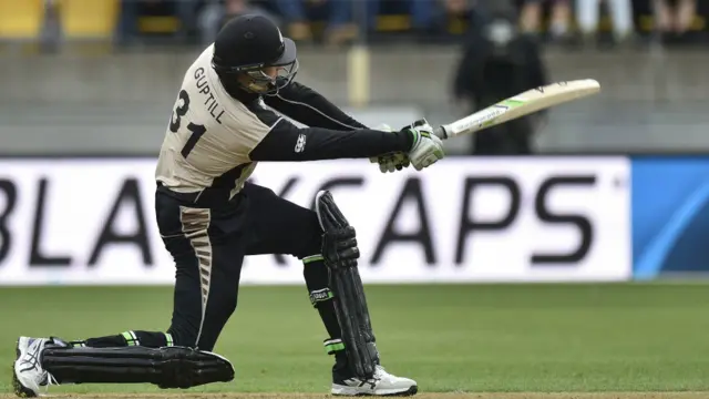 مارٹن گپٹل نے میچ کے پہلے ہی اوور میں پندرہ رن سکور کیے