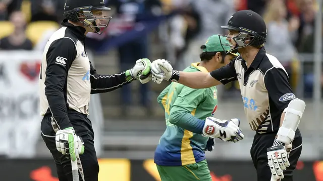 گپٹل شاہد آفریدی کی ایک گیند پر اونچا شاٹ کھیلتے ہوئے باؤنڈری پر کیچ آوٹ ہوئے