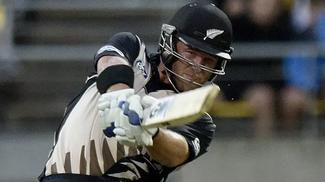 اینڈرسن نے چھ چوکوں اور چار چھکوں کی مدد سے 82 رنز کی اننگز کھیلی