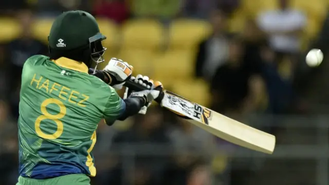 محمد حفیظ دوسرے ہی اوور میں بولٹ کی گیند پر کیچ دے بیٹھے