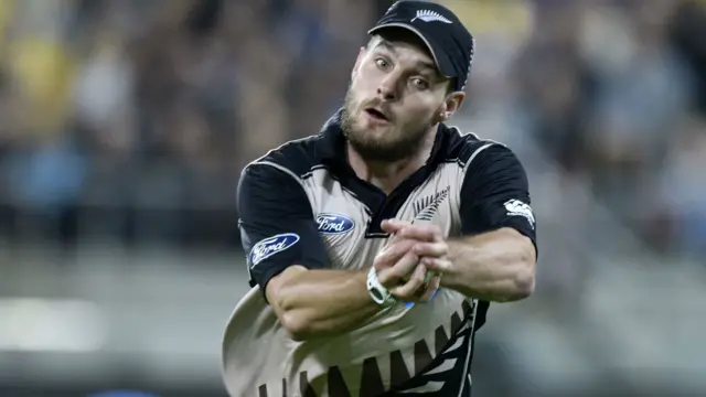 محمد حفیظ کا کیچ میچل میکالم نے لیے جو ایک آسان کیچ تھا