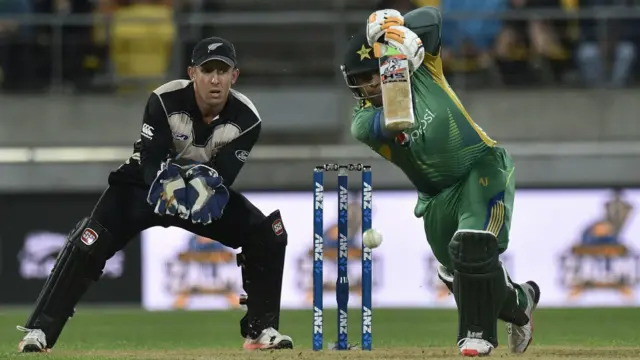 عمر اکمل نے بھی کوئی قابل قدر کارکردگی نہیں دکھائی اور جلد آؤٹ ہو گئے