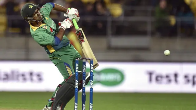 پاکستان کی طرف سے سرفراز سب سے کامیاب بلے باز رہے اور انھوں نے چالیس رنز سکور کیے