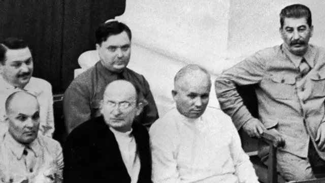Từ phải sang: Stalin, Khrushchev, Beria, Malenkov (hàng sau), Shkiriyatov và Zhdanov