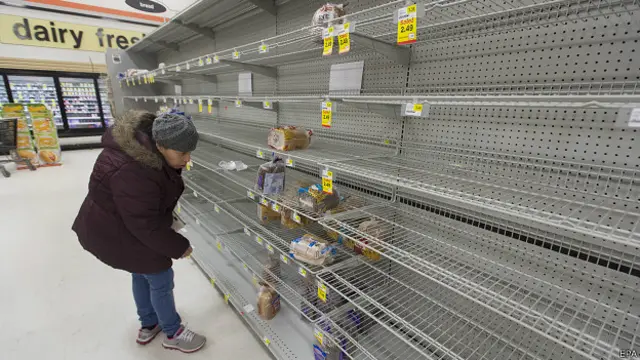 пустые полки в супермаркете