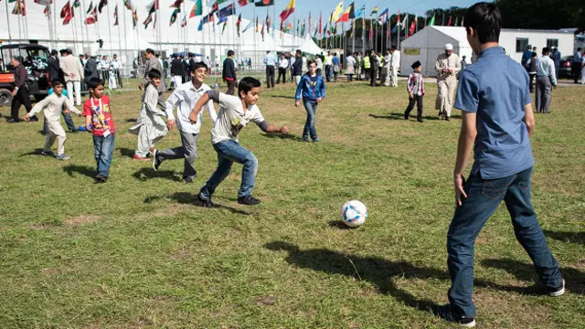 Подростки играют в футбол