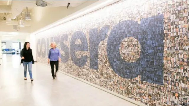 कोर्सेरा 140 विश्वविद्यालयों की ऑनलाइन पढ़ाई करवाती है. 