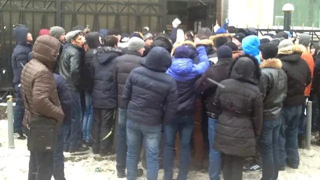 Россиядаги Ўзбекистон элчихонаси олдида паспорт юзасидан узун навбатлар пайдо бўлган.
