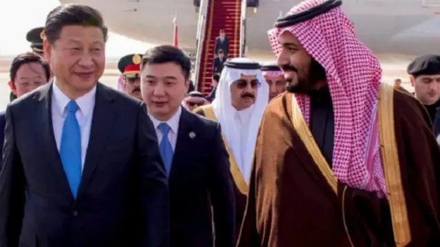 الأمير محمد بن سلمان (يمين) ينظر عليه باعتباره الموجه الرئيسي لسياسة السعودية