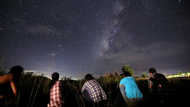Gente mirando un cielo estrellado