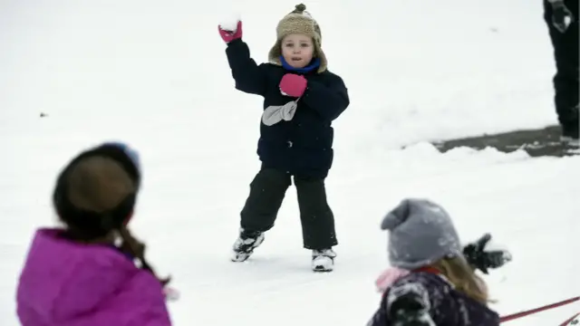 نیویارک شہر کے میئر بل ڈی بلاسیو نے کہا ہے کہ شہر میں دو فٹ تک برف پڑ سکتی ہے اور یہ طوفان شہر کی تاریخ کے پانچ بدترین برفانی طوفانوں میں سے ایک ہو سکتا ہے۔