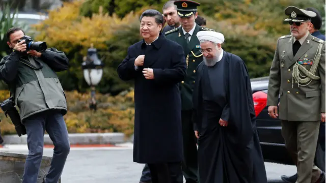 鲁哈尼（右前）在德黑兰迎接到访的习近平