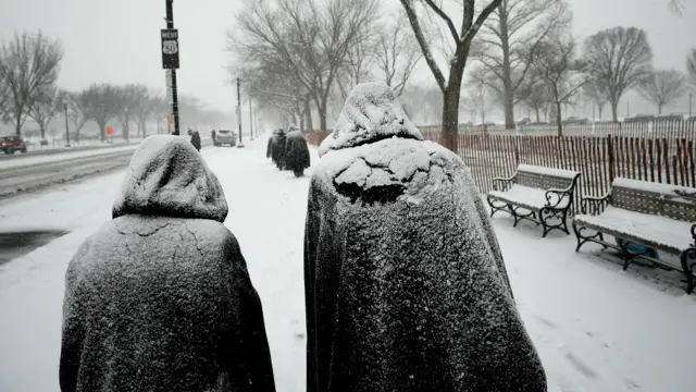نیشنل ویدر سروس نے خبردار کرتے ہوئے کہا ’زبردست برفباری اور تیز ہوا کے ساتھ اڑنے والی برف سے خطرناک صورت حال پیدا ہونے کا امکان ہے جو زندگی اور جائیداد کے لیے خطرہ ثابت سکتی ہے۔‘