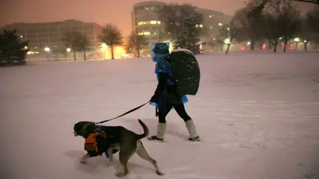 ابھی تک اس طوفان میں دس افراد ہلاک ہو چکے ہیں جبکہ ہزاروں پروازیں منسوخ کر دی گئی ہیں۔