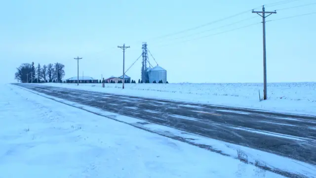 ریاست نیویارک کے گورنر اینڈریو کیومو نے ریاست بھر میں سفر پر پابندی عائد کرتے ہوئے تمام پل، سرنگیں، زیرِ زمین ریل سروس اور سڑکیں بند کرنے کا حکم دیا ہے۔