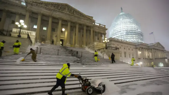 ماہرین موسمیات کے مطابق جب اتوار کے روز برفانی طوفان واشنگٹن ڈی سی سے گزرے گا تو اس وقت وہاں 30 انچ یعنی ڈھائی فٹ تک برف پڑ چکی ہو گی۔
