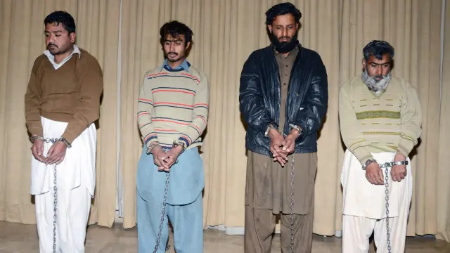 فوجی حکام نے ان چار ’سہولت کاروں‘ کو میڈیا کے سامنے پیش کیا