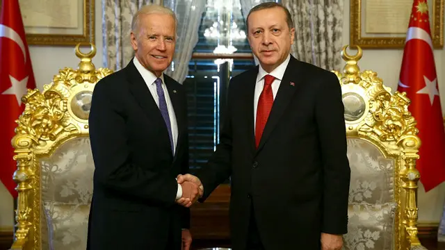 قال بايدن إن تخويف الصحفيين، واغلاق وسائل التواصل الاجتماعي على الإنترنت، وإتهام منتقدي الحكومة بالخيانة، يعد نموذجا سيئا للمنطقة.