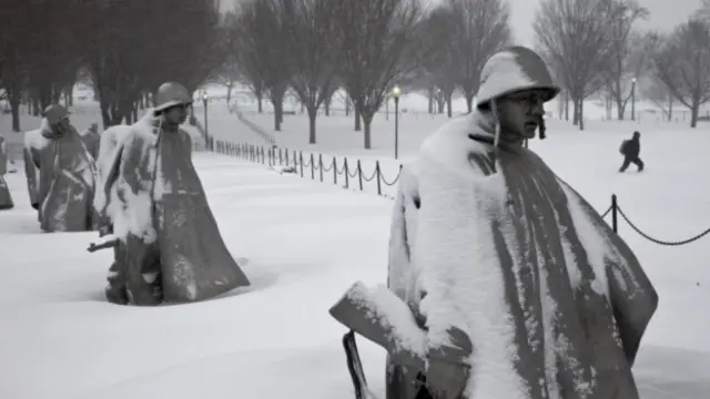 میئر بلاسیو نے بھی ایک حکم نامے کے ذریعے شہر میں سنیچر کی دوپہر ڈھائی بجے کے بعد سے تمام غیر ضروری سفر پر پابندی لگا دی ہے