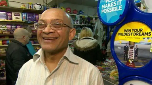 帕特尔把彩票固定在卡片上,装进袋子里