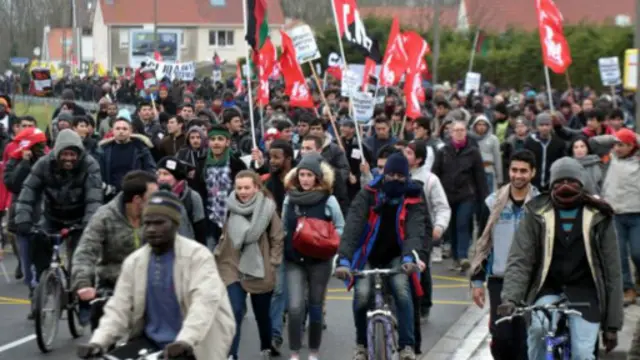 在移民闯入船上的事件发生之前，支持移民的人在加莱举行示威活动。