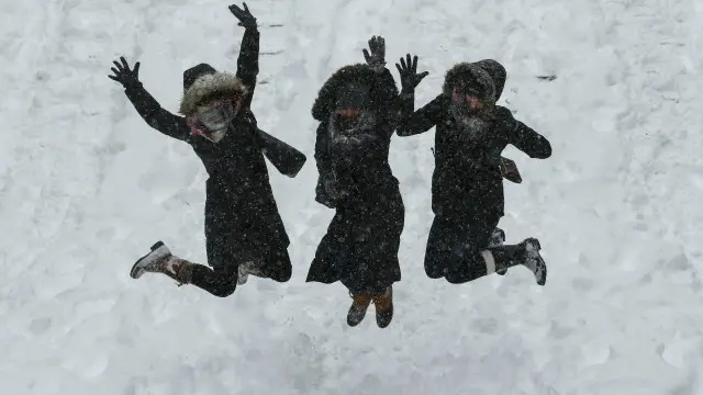 شدید برفانی طوفان کے باوجود بعض لوگ تفریح کر رہے ہیں