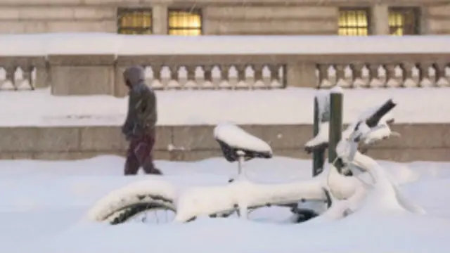 Un hombre camina cerca de la Librería Pública de Nueva York.