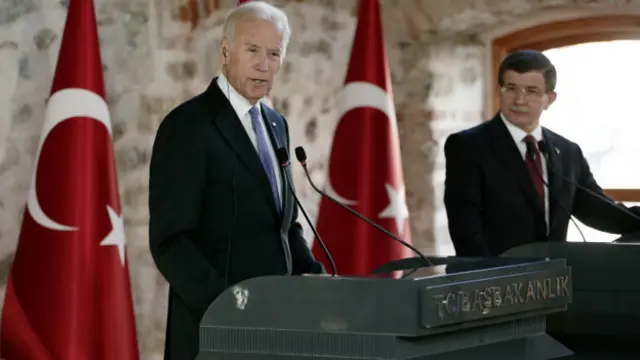 Джо Байден (слева) на пресс-коференции после встречи с премьер-министром Турции Ахметом Давутоглу (справа)