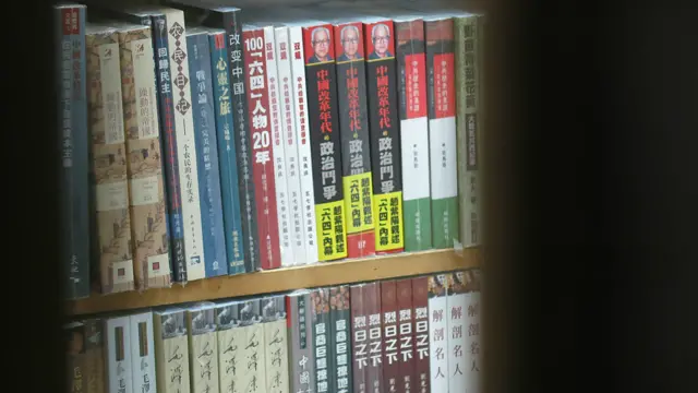 铜锣湾书店内的中国政治书籍(BBC中文网图片31/12/2015)