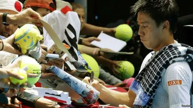 وقع نيشيكوري الكثير من الكثير من الدفاتر التذكارية للجماهير