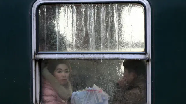 北京站一列待發列車車窗掛滿冰柱(24/1/2016)