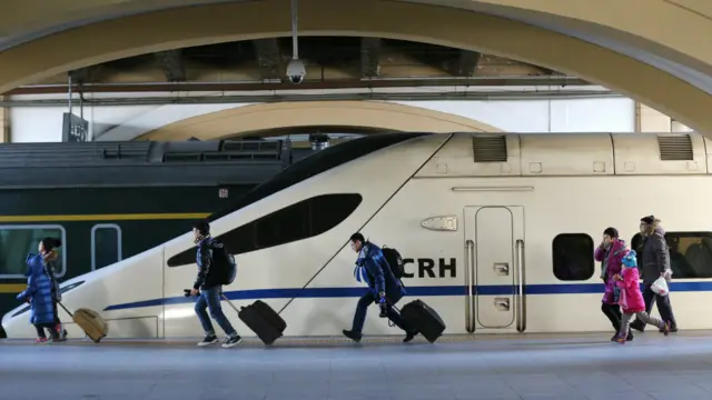 北京站一列動車組讓旅客登車(24/1/2016)
