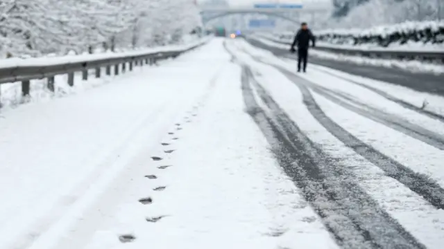 因冰雪中斷的 G65包茂高速渝湘段重慶市南川區境內的高速公路上覆蓋著冰雪(新華社圖片24/1/2016)