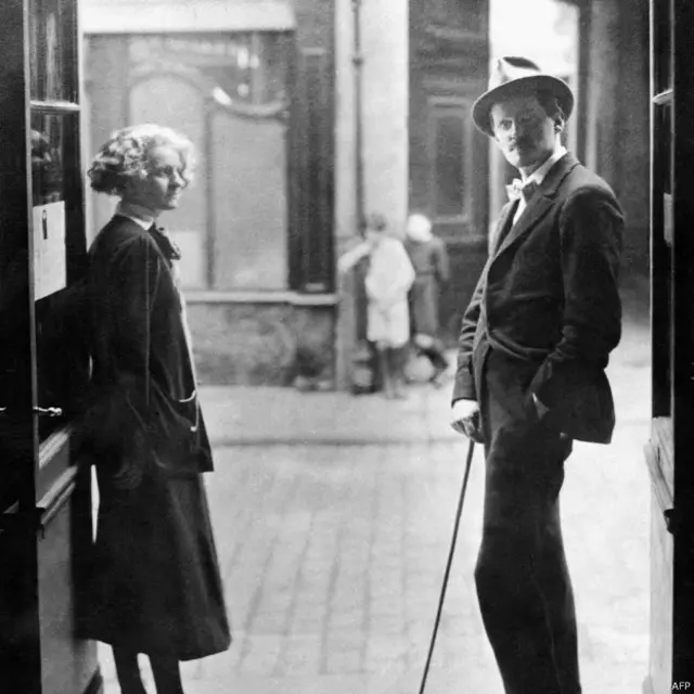 James Joyce (kanan) bersama Sylvia Beach dalam sebuah foto tak bertanggal.