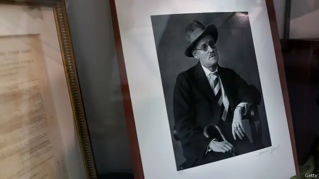 Foto dan tanda tangan James Joyce saat dipamerkan di sbeuah acara di New York, AS, April 2012.
