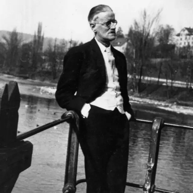 Novelis Irlandia, penulis cerita pendek dan puisi, James Augustine Aloysius Joyce (1882 - 1941) di Zurich, Swiss.