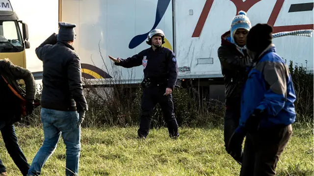 Miqrantlar yük daşıyan avtomobillərə minməyə çalışıb