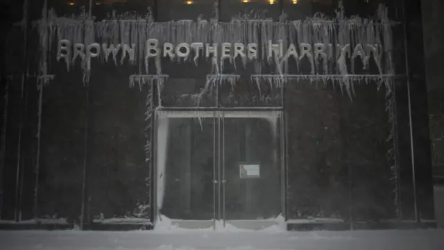 Обледеневшее здание