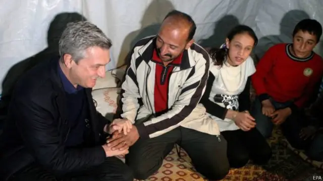 格兰迪（左）在约旦访问叙利亚难民