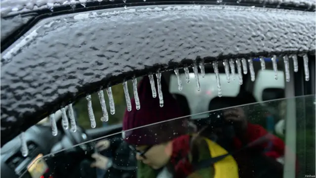 這是1月24日在香港大帽山郊野公園拍攝的車輛上結冰現象