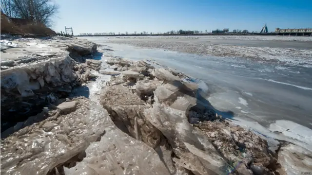 內蒙古巴彥淖爾三盛公水利樞紐處封凍的黃河河面