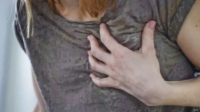 دل کا دورہ پڑنے کی صورت میں سینے پر دباؤ یا نچوڑ جیسا محسوس ہوتا ہے اور درد سینے سے اٹھ کر جبڑے، گردن، بازو یا پیٹھ کی جانب جاتا ہوا محسوس ہوتا ہے