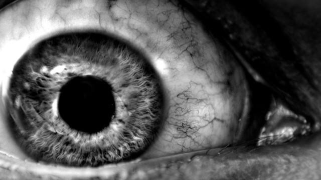 El ojo de una persona privada del sueño