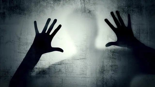 Una sombra en un vidrio