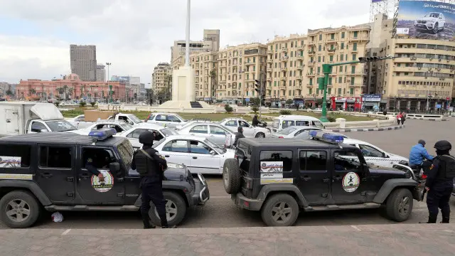 حشود من عناصر الأمن في ميدان التحرير رمز الثورة المصرية