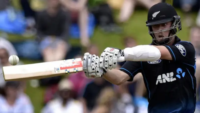 میٹ ہنری نے وہاب ریاض کو ایک ہی اوور میں تین چھکے لگائے