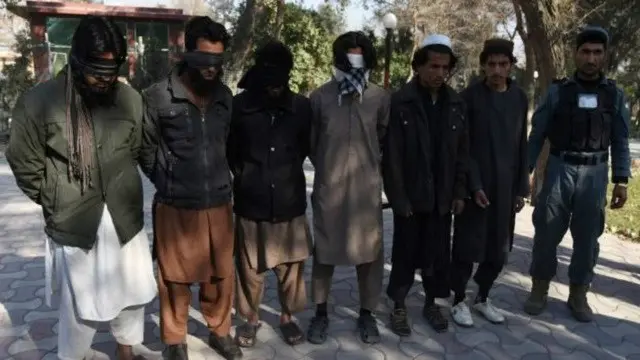 Các tù binh nghi là IS bị quân đội Afghanistan bắt